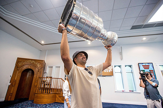 Přinesl Stanley Cup i radost. Kadri slavil v mešitě, aby inspiroval a spojoval