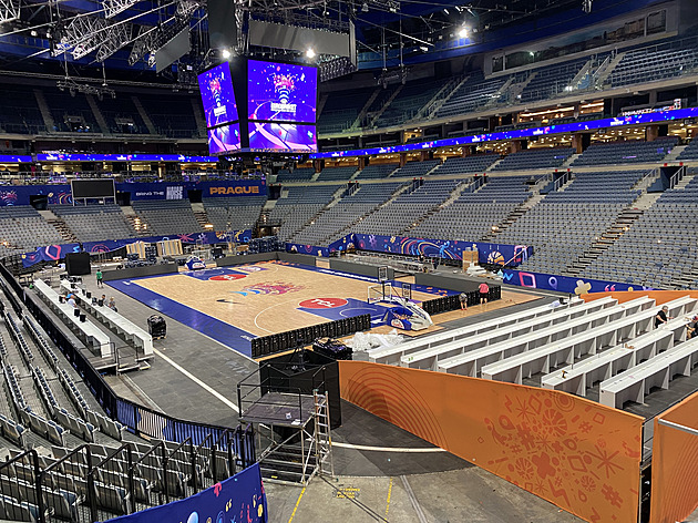 VIDEO: EuroBasket se blíží. Palubovka místo ledu, zápas se Srby je vyprodaný