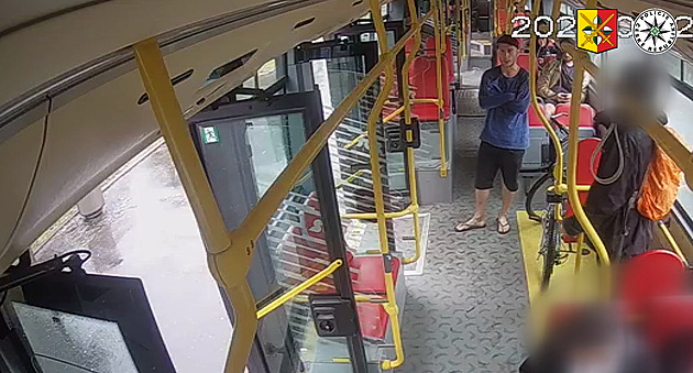Cyklistu s kolem vykázali z autobusu, ve vzteku rozbil sklo ve dveřích