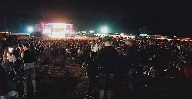 Areál festivalu Hrady CZ u Romberku byl na veerní program slun zaplnný.