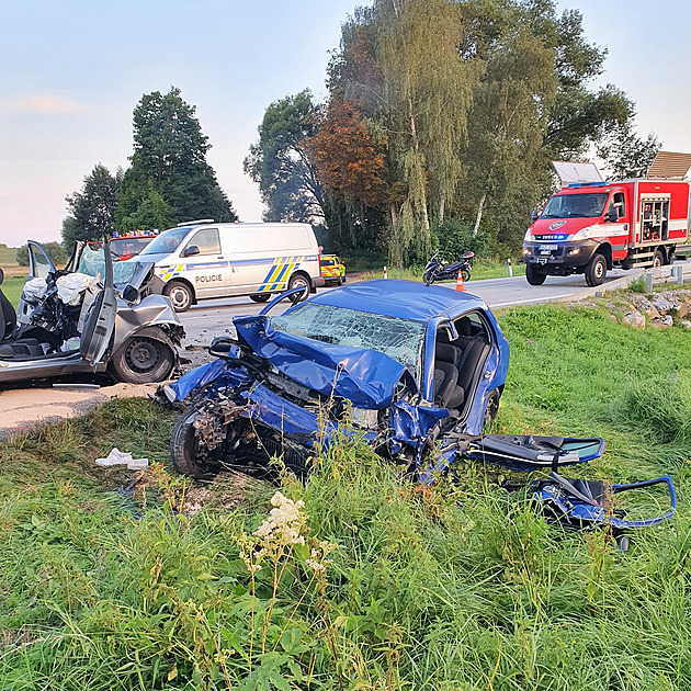 Při srážce aut na Českokrumlovsku zemřeli tři lidé, další člověk je zraněný