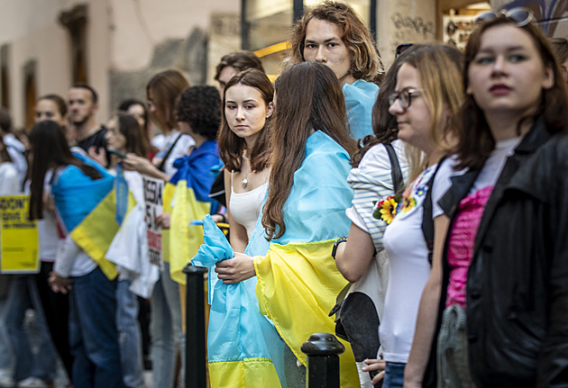 Centrem Prahy prošel lidský řetěz. Lidé oslavují ukrajinský Den nezávislosti
