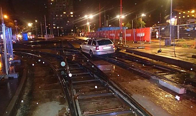 Auto zůstalo na obnažených kolejích, v Brně přes hodinu odkláněli tramvaje
