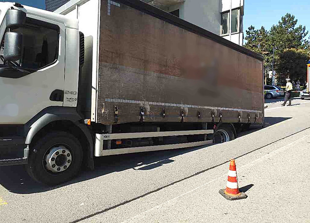 Nákladní vůz se v Brně propadl zadní nápravou do silnice, zasahují hasiči