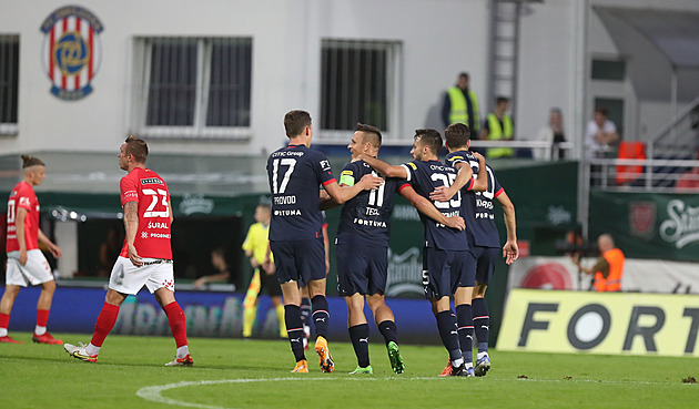 Brno - Slavia 0:4, hosté byli poločas v oslabení. I tak soupeře přehrávali