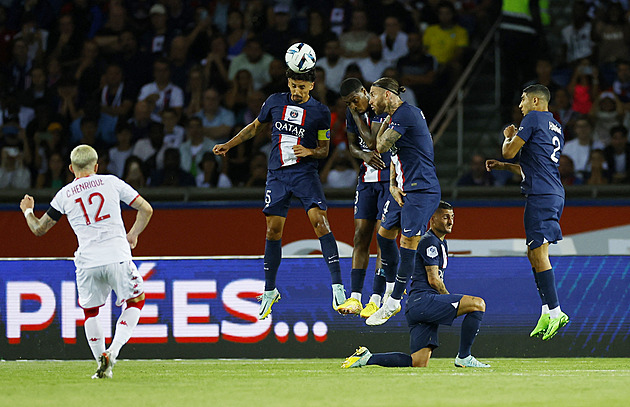 Lyon v přesile remizoval, bod PSG proti Monaku zachránil Neymar z penalty
