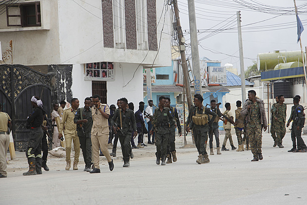 Somálské síly po 30 hodinách osvobodily hotel v Mogadišu, kam vnikli útočníci