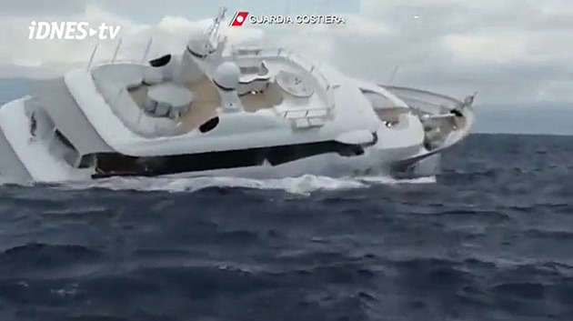 VIDEO: Miliony mizící pod hladinou. U Itálie se potopila luxusní jachta