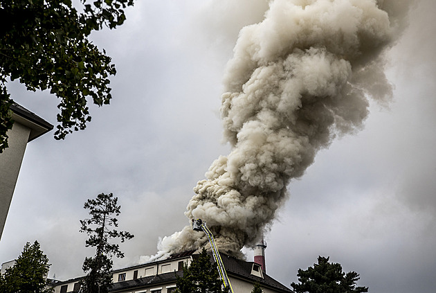Pavilonu vojenské nemocnice v Praze shořela střecha, zranili se tři hasiči