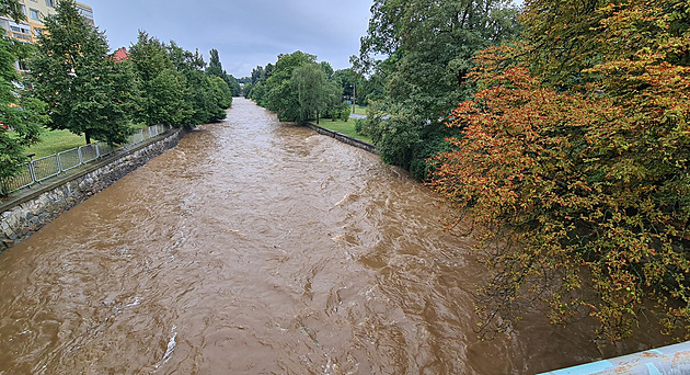 Na východě Česka hrozí extrémní srážky. Déšť dále zvedá hladiny řek
