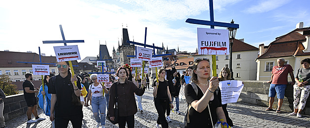 Křížová cesta na mostě. V Praze lidé protestovali proti sponzorům Ruska