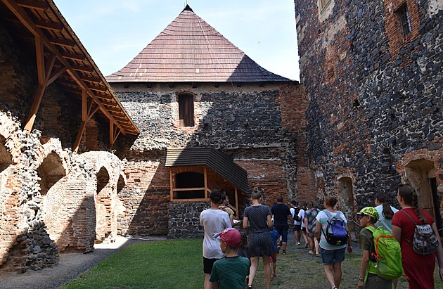 Vodní hrad Švihov láká na unikátní kazetový strop ze zámku Dobrovice