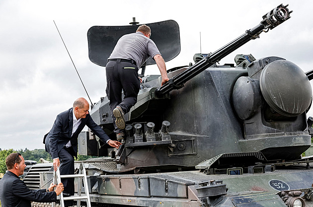 Před rokem Scholz slíbil bod obratu. Bundeswehr na obnovu stále marně čeká
