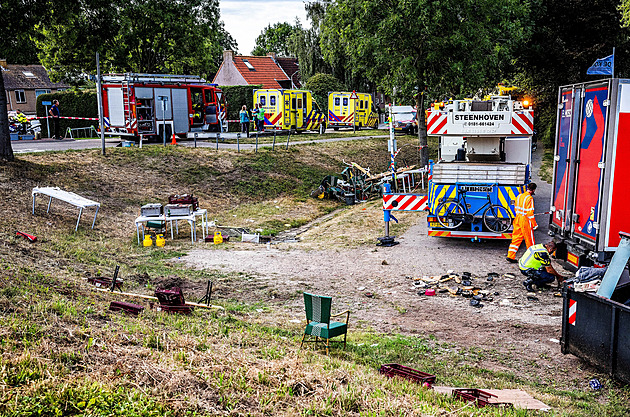 Kamion vjel do sousedské sešlosti v Nizozemsku. Šest lidí zemřelo