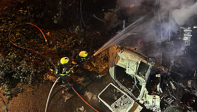 Kamion s papírem v Praze prorazil svodidla a začal hořet. Řidič se zranil