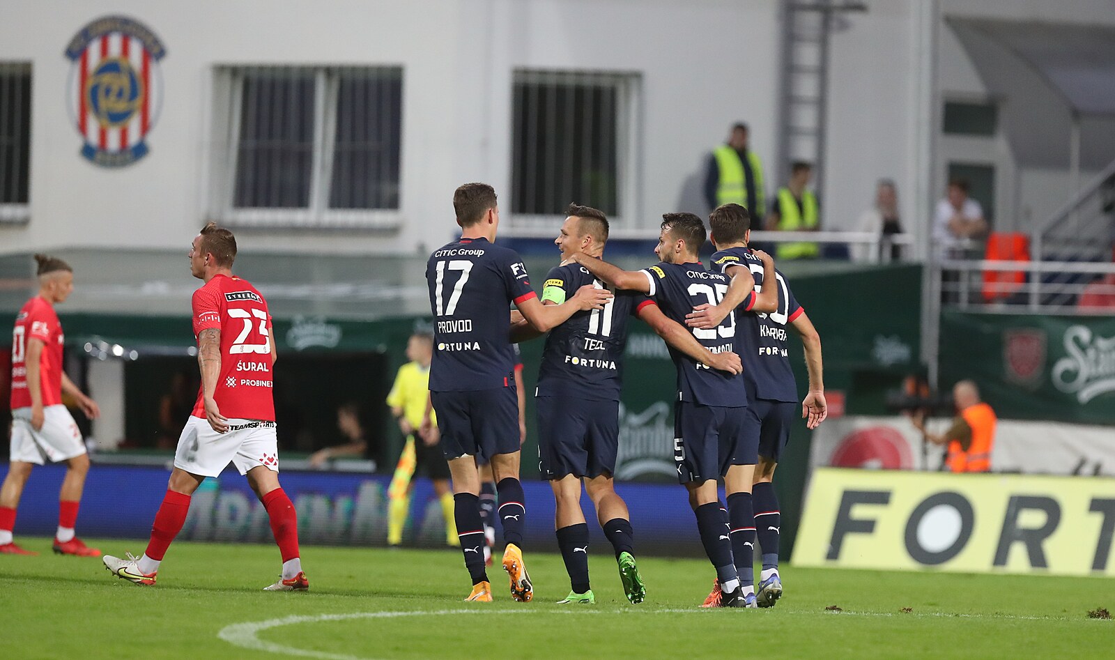 Brno - Slavia 0:4, hosté byli poločas v oslabení. I tak soupeře přehrávali  - iDNES.cz