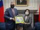 Americk guvernr Eric Holcomb a tchajwansk prezidentka Cchaj Jing-wen pi...