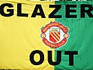 Transparent, kterým fanouci Manchesteru United vyzývají rodinu Glazerových k...