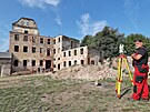 Na hrad� Hartenberg z�rove� s archeologick�m v�zkumem prob�h� i geodetick�...