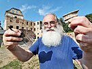 Archeolog Ji�� Kls�k ukazuje vzorek nalezen�ch p�edm�t� na hrad� Hartenberg,...