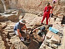 Archeologick� v�zkum p�edpol� v�chodn�ho vstupu a odvod�ovac�ho syst�mu n�dvo��...