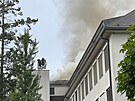 V Ústední vojenské nemocnici hoí stecha pavilonu A5, hasii hasí pomocí...