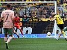 Julian Brandt z Dortmundu stílí gól brankái Jiímu Pavlenkovi z Werderu Brémy.