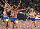 Nizozemka Femke Bolová dobíhá do cíle tafetového závodu na 4x400 metr a slaví...