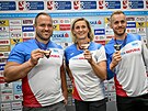 Zleva koula Tomá Stank a otpaka Barbora potáková s bronzovými medailemi...