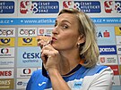 Otpaka Barbora potáková pózuje s bronzovou medailí po návratu z atletického...