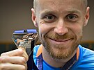 Otpa Jakub Vadlejch pózuje se stíbrnou medailí po návratu z atletického...