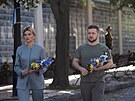 Ukrajinský prezident Volodymyr Zelenskyj s manelkou Olenou pokládají kvtiny k...