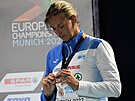 Otpaka Barbora potáková si prohlíí bronzovou medaili z mistrovství Evropy...