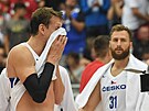 etí basketbalisté Jan Veselý (vlevo) a Martin Kí smutní po poráce s...