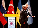 éf OSN António Guterres s tureckým ministrem obrany Hulusim Akarem opoutjí...