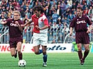 Momentka z prvoligového derby ze záí 1994. Pavel Nedvd (vpravo) sleduje...