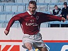 Momentka z finále eského poháru 1996 mezi Spartou a Drnovicemi. Pavel Nedvd v...
