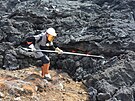Speci�ln� vulkanologick� oblek, hlavov� �t�t a dlouh� odb�rn� ty� jsou...