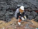 Speci�ln� vulkanologick� oblek, hlavov� �t�t a dlouh� odb�rn� ty� jsou...