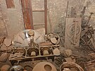 Pokladem je kovaný hodináský stroj z konce 18. století (na snímku vpravo),...
