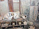 Pokladem je kovaný hodináský stroj z konce 18. století (na snímku vpravo),...