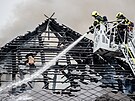 Hasi�i zasahují u po�áru st�echy pavilonu v Úst�ední vojenské nemocnici v...