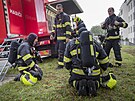Vy�erpaní hasi�i odpo�ívají po zásahu u po�áru v Úst�ední vojenské nemocnici v...
