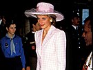 N�ný r��ový kostým a bílé dopl�ky, rok 1989.