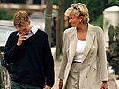 V le�érním saku vyrazila na ob�d se synem Williamem v roce 1997.