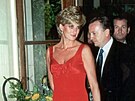 Elegantní �ervená kreace princezny Diany v Pa�í�i roku 1995.