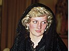 Princezna Diana v tradi�ním �erném závoji na náv�t�v� pape�e roku 1986