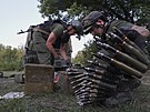 Ukrajin�tí vojáci p�ipravují svou zbra� k palb� na nep�ítele v Charkovské...