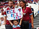 Malá fanynka West Hamu s transparentem na podporu svého oblíbeného fotbalisty...