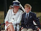 Princezna Diana v trendy kostýmu a tém 11letý princ Harry v Londýn, 1996